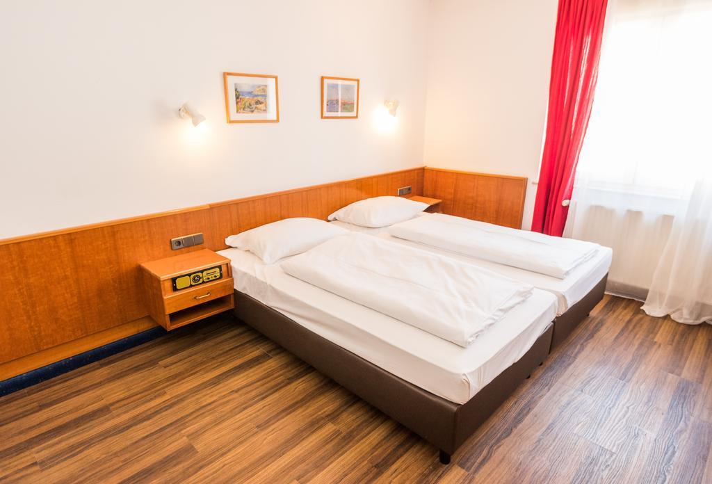 Hotel Am Friedensplatz Estugarda Quarto foto