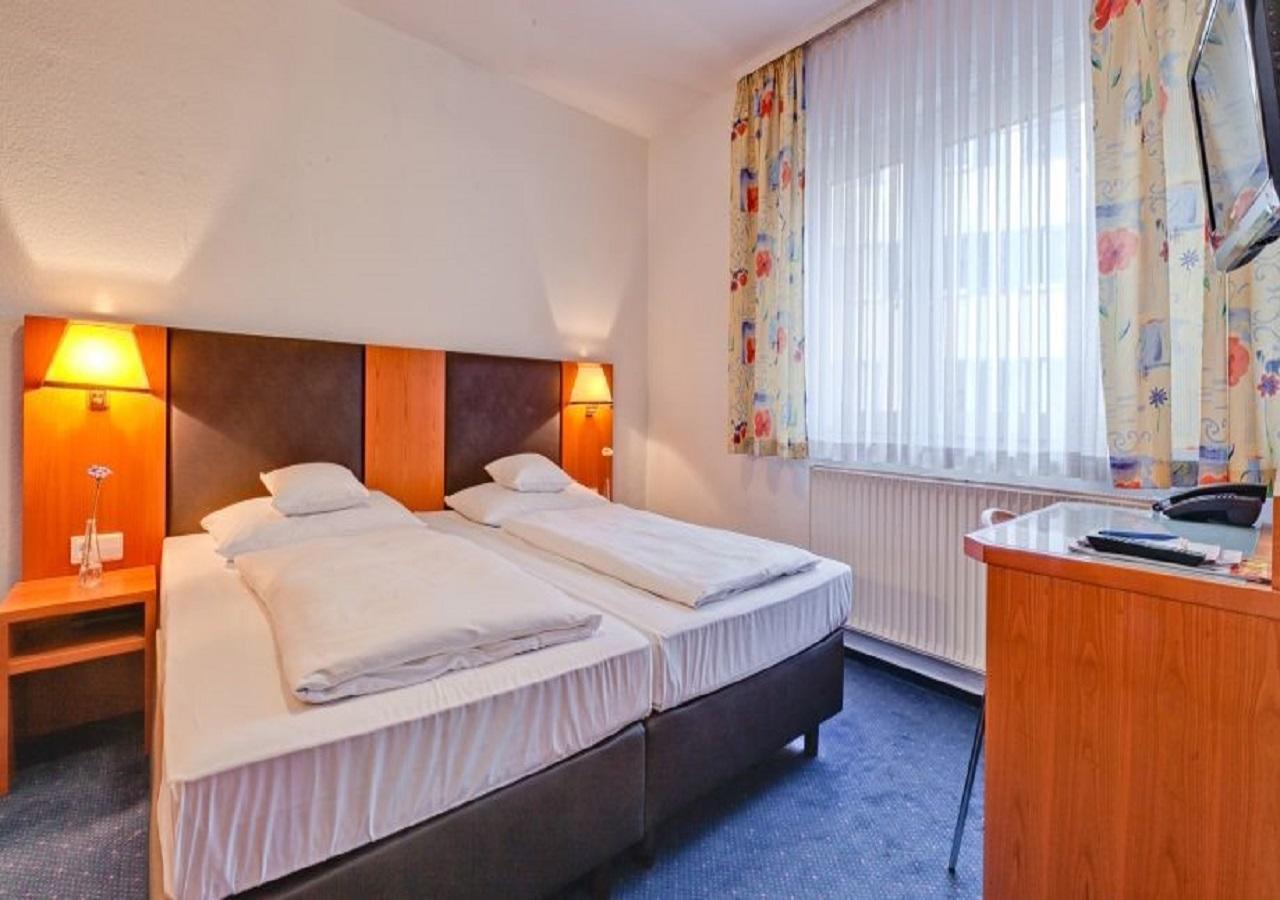Hotel Am Friedensplatz Estugarda Exterior foto