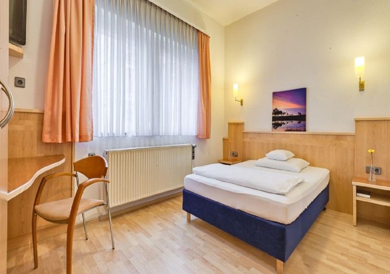 Hotel Am Friedensplatz Estugarda Exterior foto