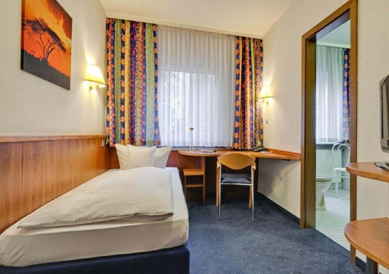 Hotel Am Friedensplatz Estugarda Exterior foto